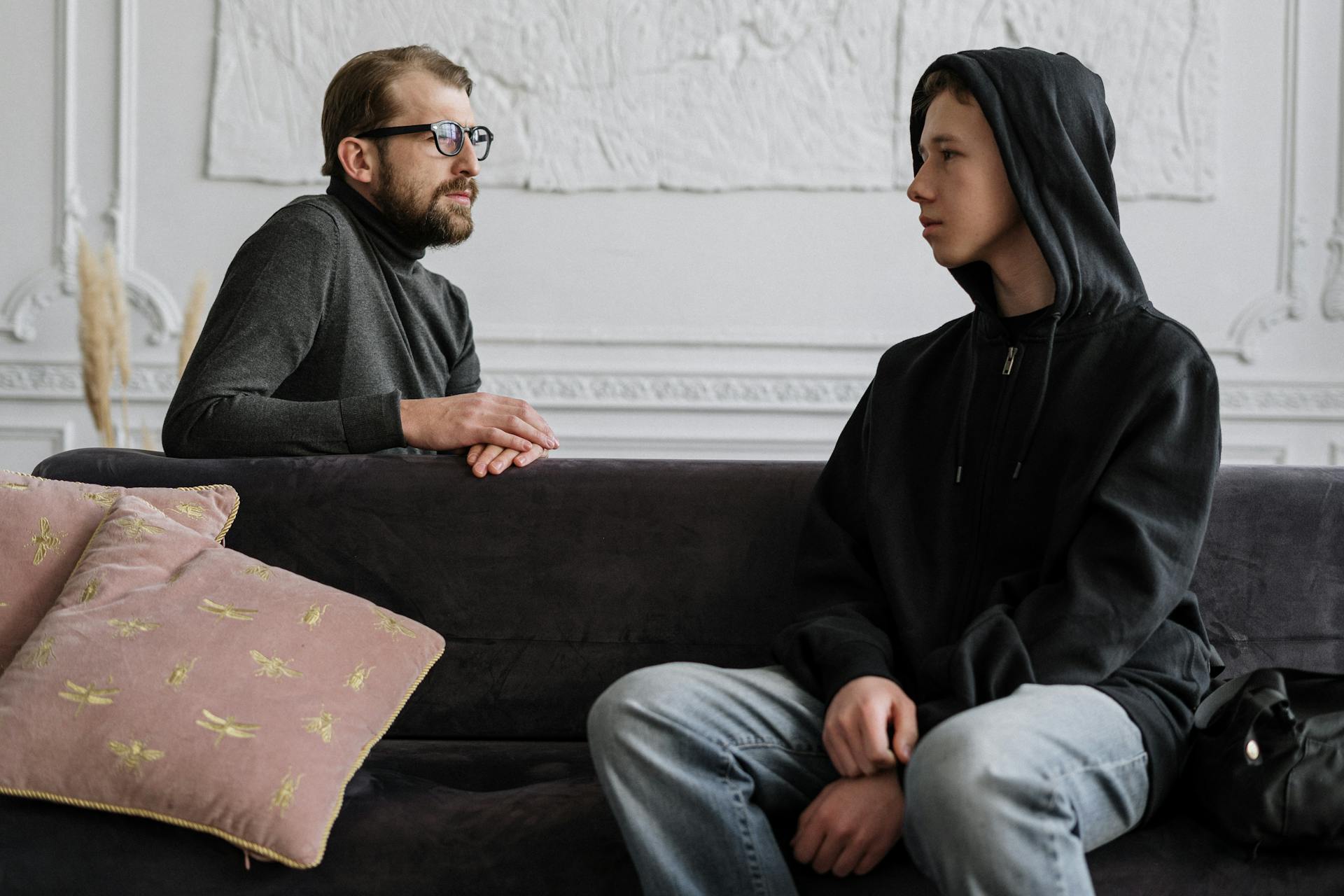 therapist interviewing teenage boy